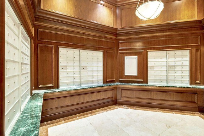 Building Photo - 403 S Sapodilla Ave
