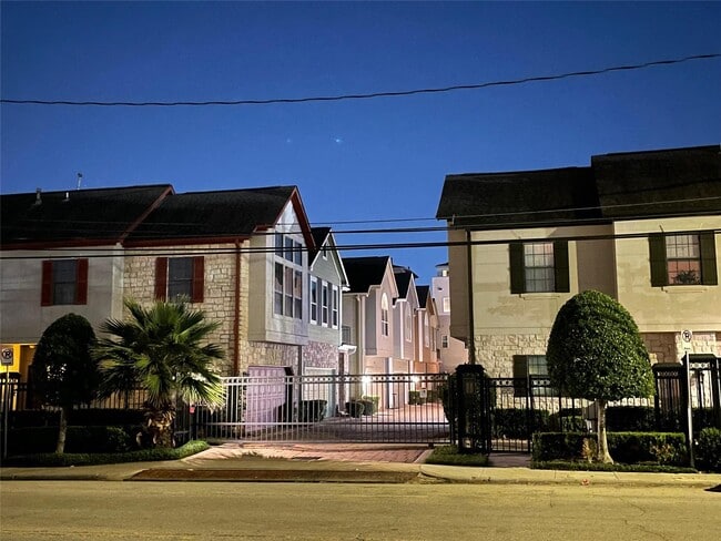 Building Photo - 2927 Clinton Dr