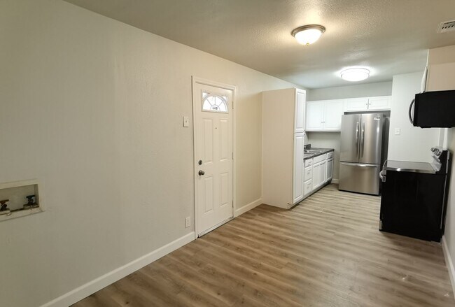 Building Photo - 4 Bedroom 2 bath in Valley High