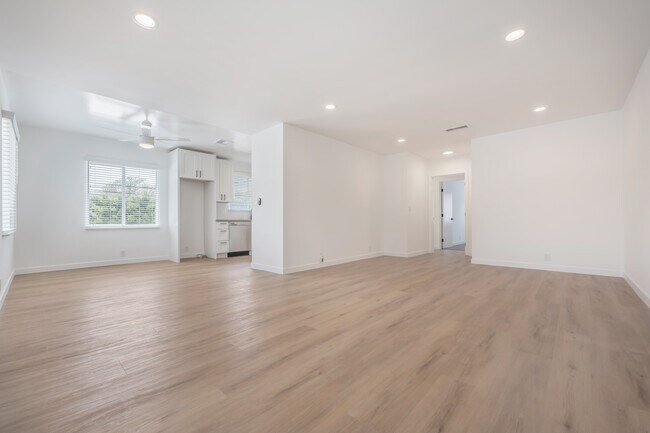 Building Photo - 3201 S Barrington Ave