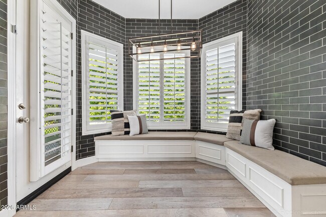 Building Photo - 326 W Loma Ln