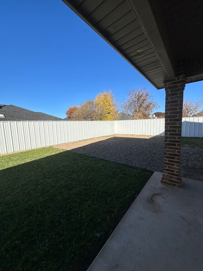 Building Photo - Stunning 4 Bed Home! 3 Car garage ! Mesa School District!