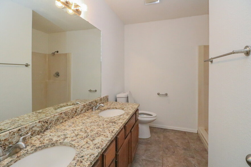 Building Photo - 2006 Twisted Oak Cir