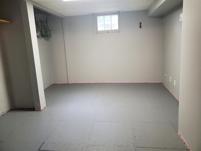 Building Photo - 6 Hazelwood Ln
