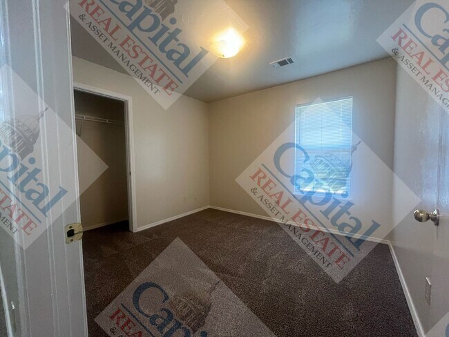 Building Photo - Beautiful 4 Bedroom