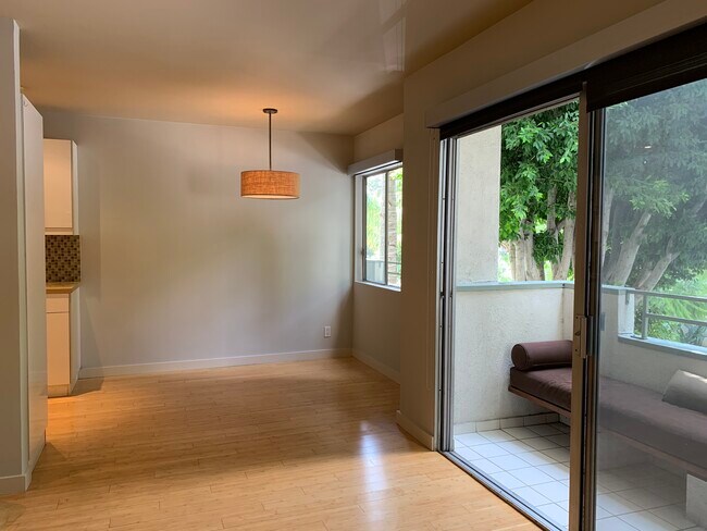 Building Photo - 1250 N Kings Rd