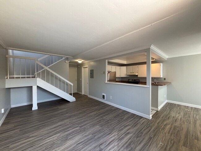Building Photo - Spacious 3BD/2.5BA Townhouse in UTC W/ 2-C...