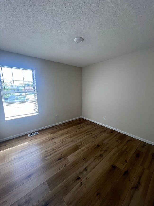 Building Photo - 2511-2511 Carnation Dr