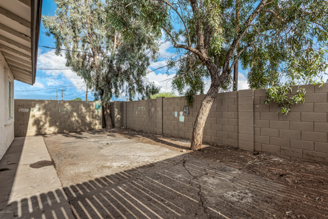 Building Photo - 2739 E Tamarisk Ave