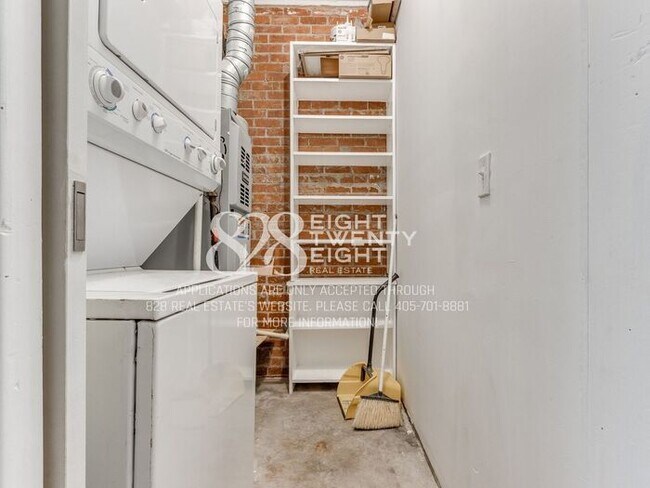 Building Photo - **AVAILABLE NOW!** 3 BED/2 BATH DUPLEX - CLOSE TO CAMPUS!