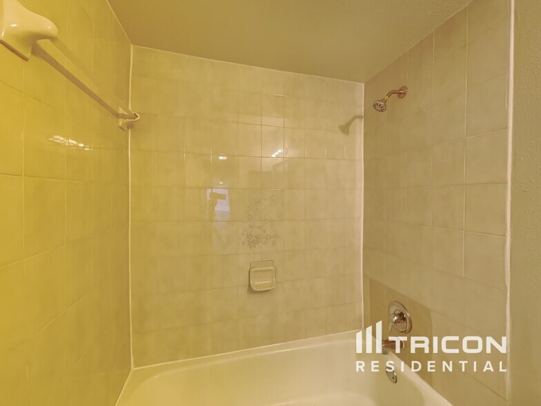 Building Photo - 3206 Shady Glen Cir