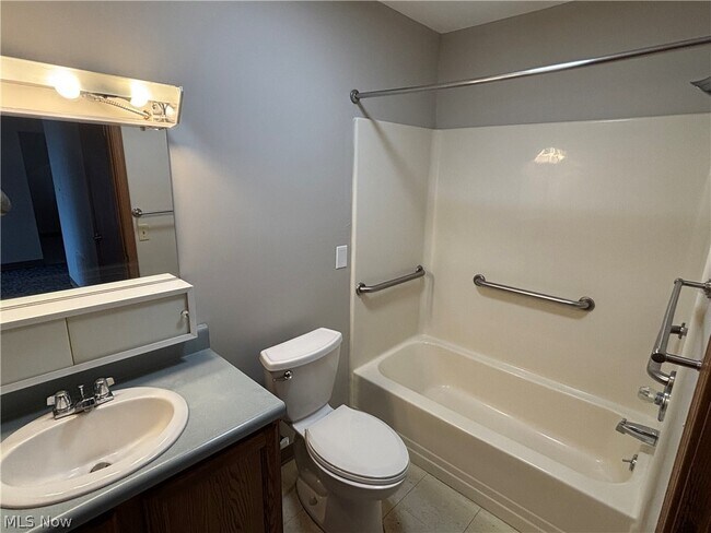 Building Photo - 59 Lincoln Way E