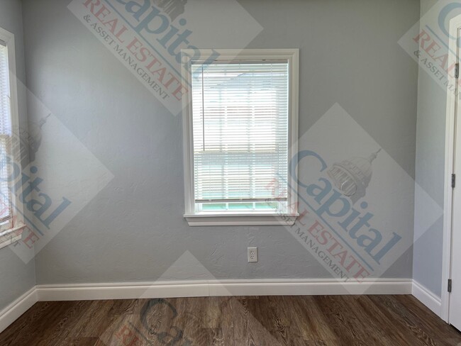 Building Photo - Charming 3 Bedroom