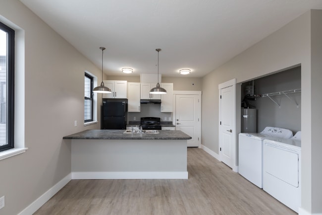 Building Photo - 1910 Strand Ave