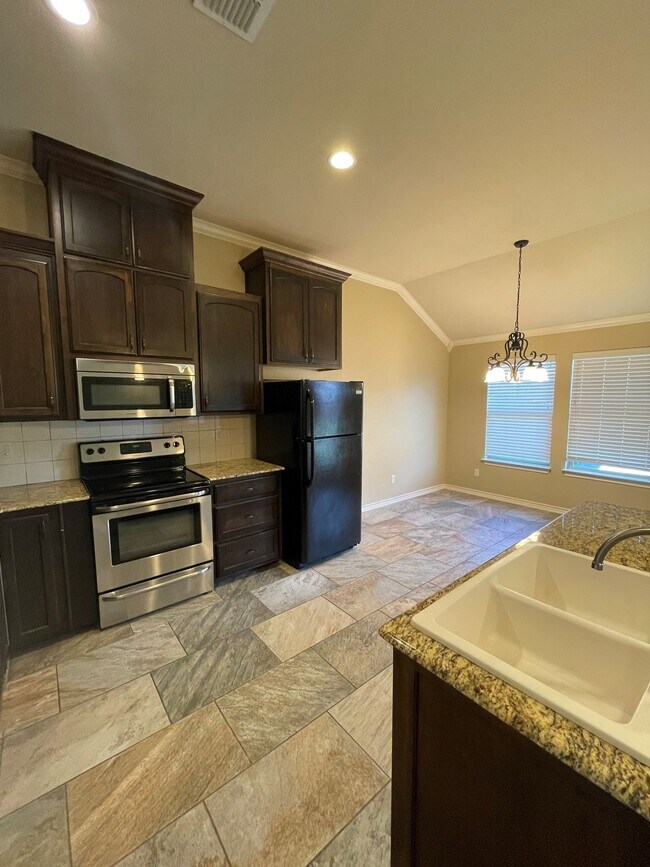 Building Photo - Beautiful 3-bed/2-bath with garage!