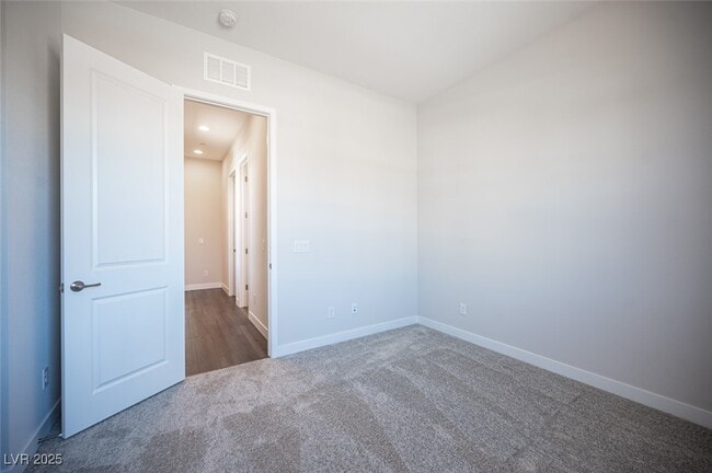 Building Photo - 117 Royal Cascade Ave