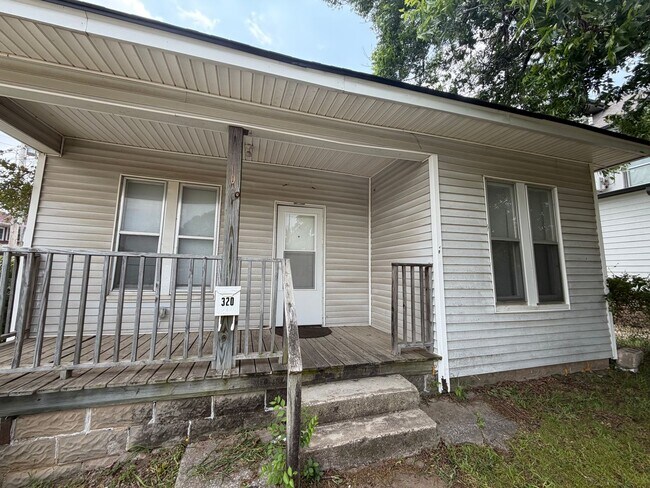 Building Photo - 3bed/1bath Home Available Just Steps Away From Norman's Campus Corner!!