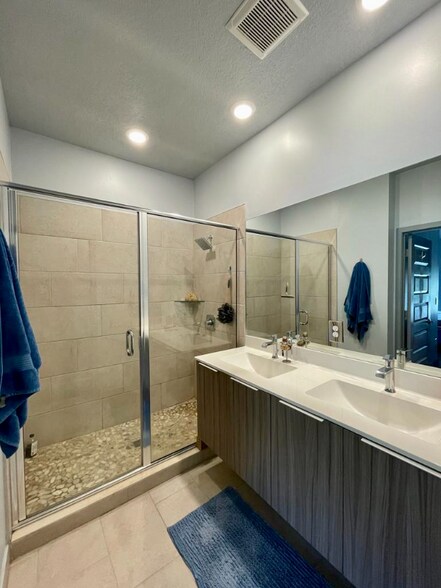 Building Photo - 4940 NW 83rd Ave