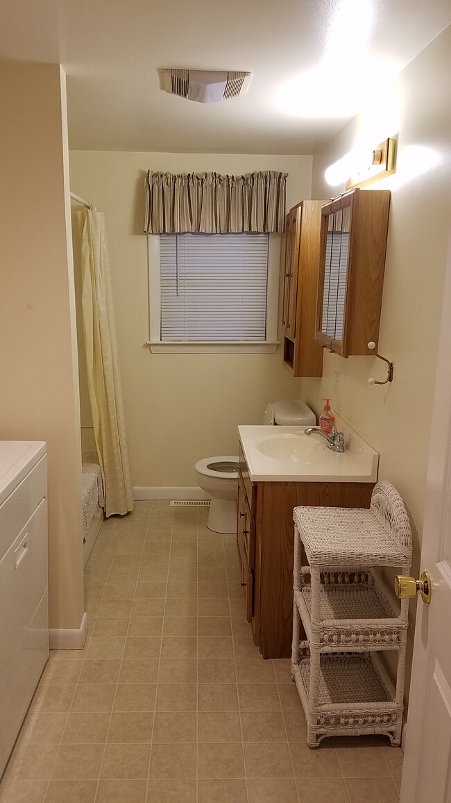 Bathroom w/ Washer & Dryer - 1 Sandpiper Ln