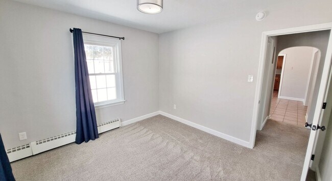 Building Photo - 3 Bed / 1-1/2 Bath Single Family Home w/2-car garage