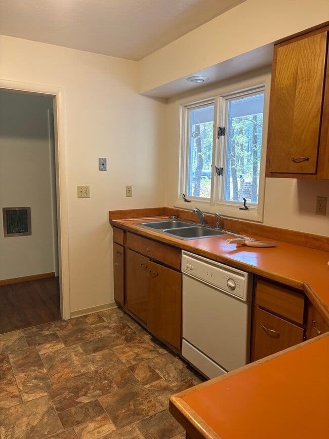 Building Photo - 3029 River Bend Dr