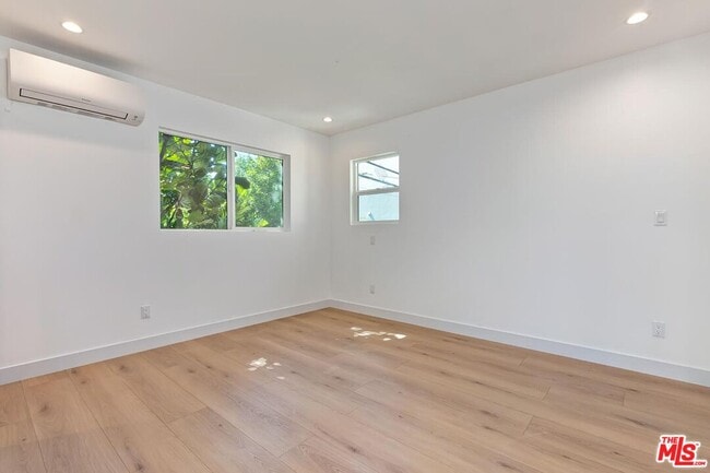 Building Photo - 3431 Edgehill Dr