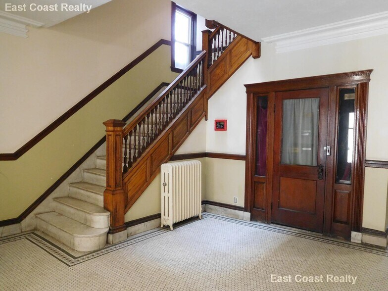 Building Photo - 76 Gordon St