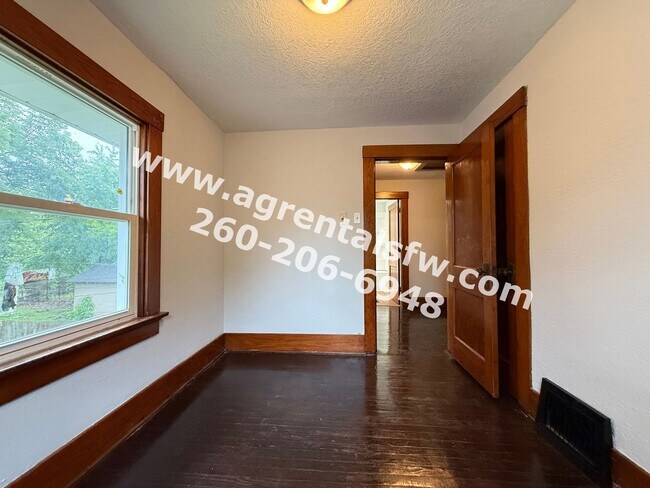 Building Photo - 3 Bedroom House