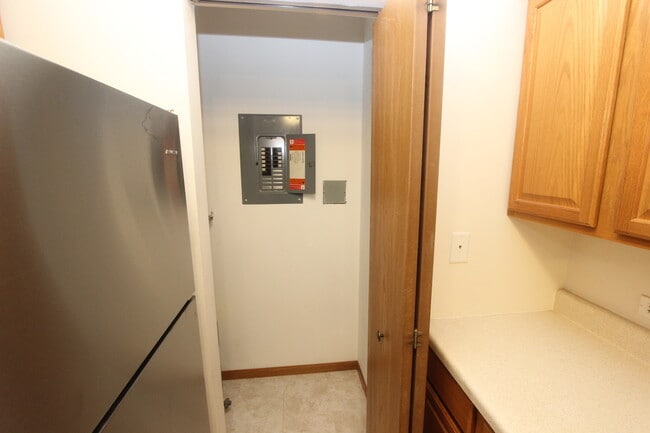 Building Photo - 727 Elm Ln