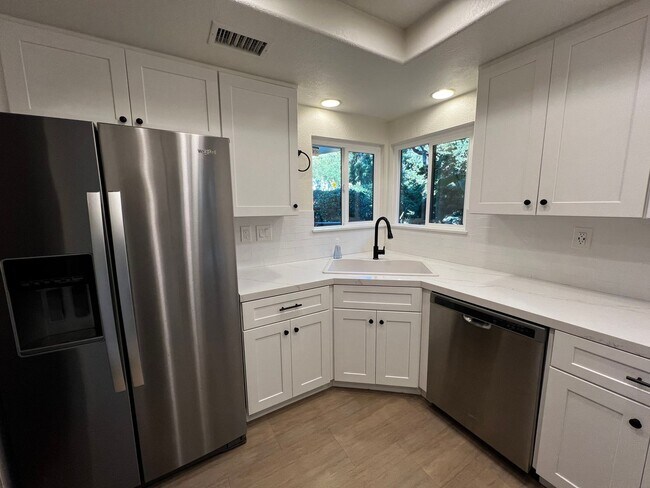 Building Photo - 2 Bedroom 3 Bath Condo for Rent in an Excellent Area of Fullerton