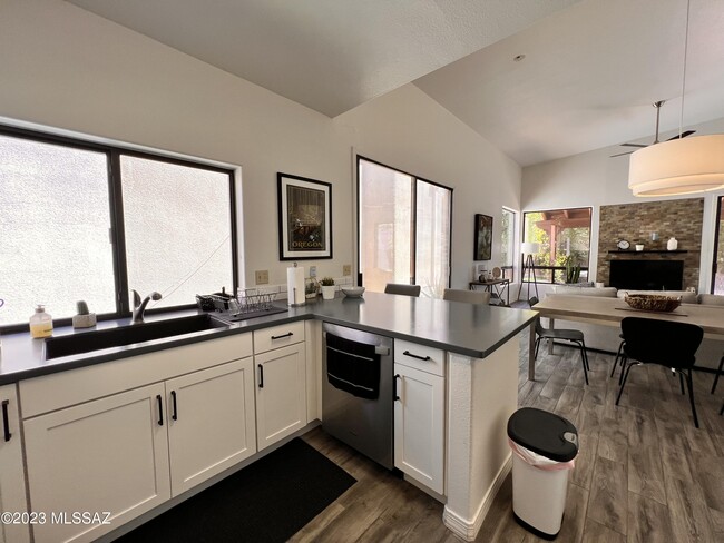 Building Photo - 5848 Bright Star Dr