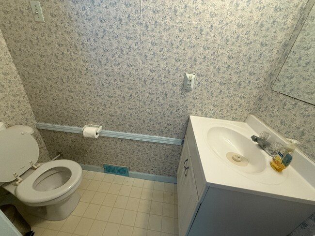 Building Photo - 490 Sunliner Dr