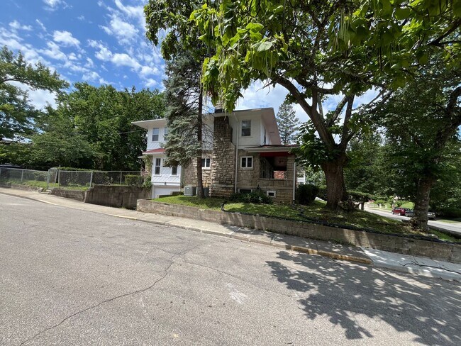 Building Photo - 5 BD/2BA Home next to Kirkwood with fenced backyard!