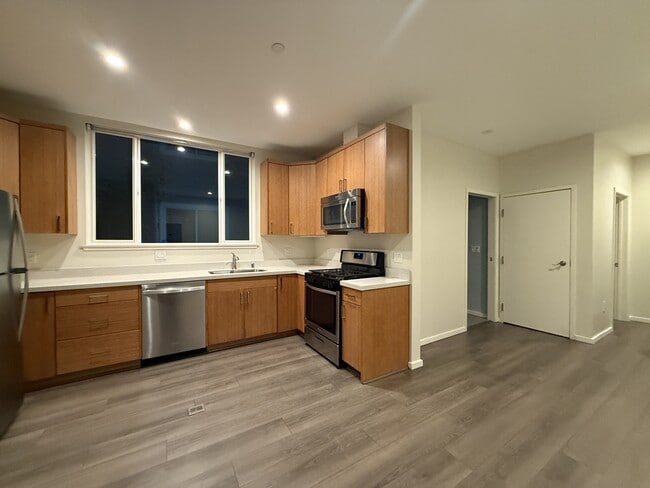 Building Photo - 562 29th St