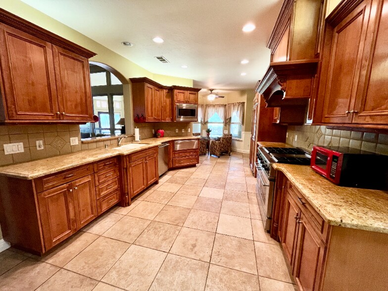 Building Photo - 4709 W Harold Ave