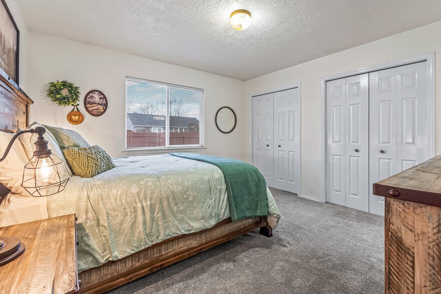 Building Photo - 727 W Clark Ave