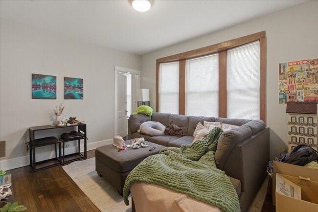 Building Photo - 4002 N Southport Ave