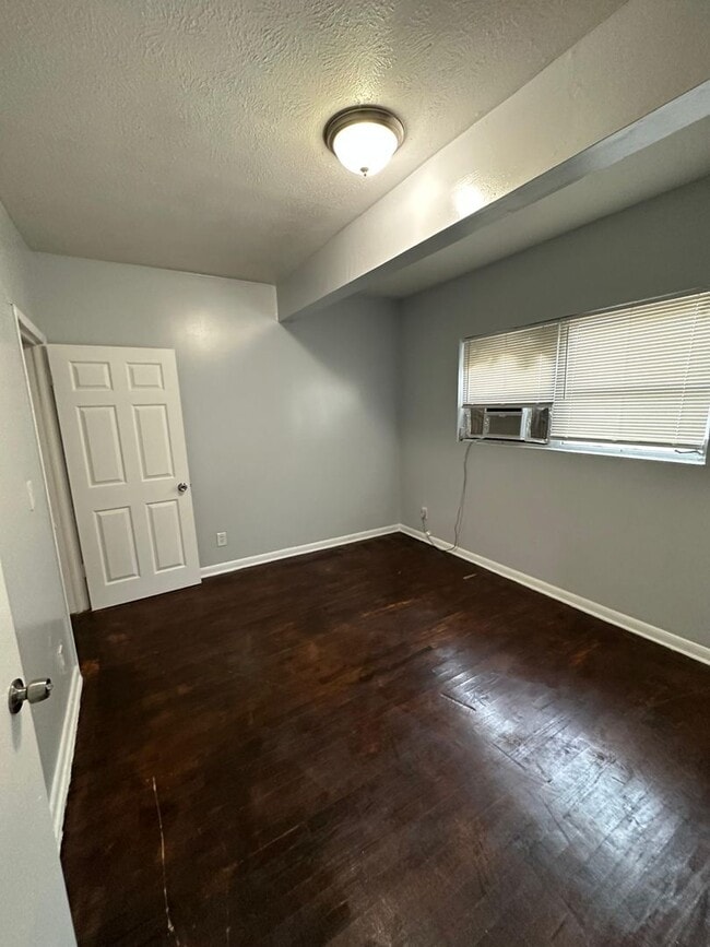 Building Photo - Fully Renovated 2/1 Single Family Ready to Move In!!!