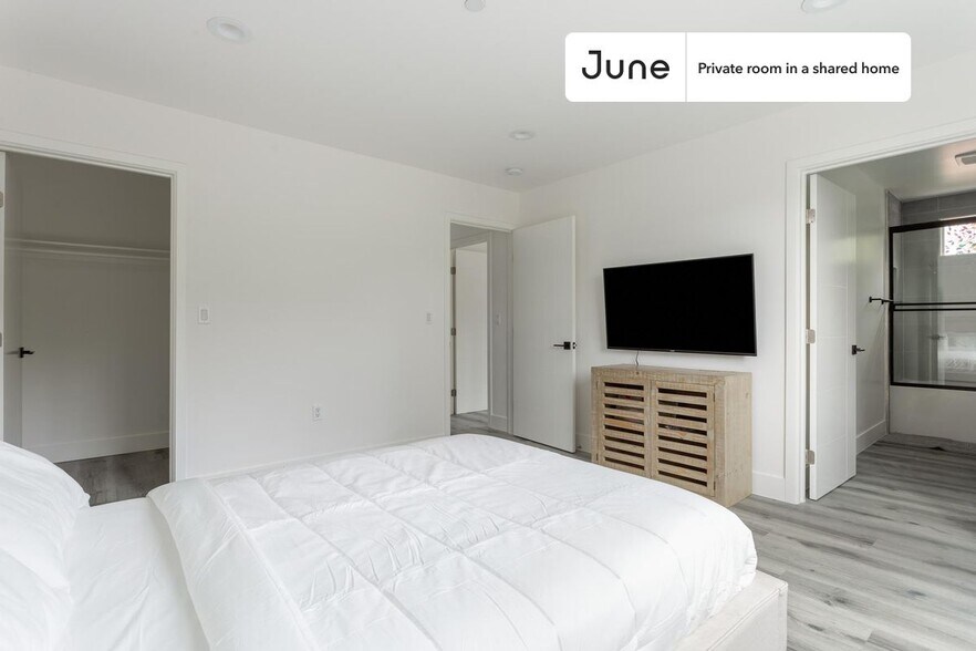 Building Photo - Private bedroom in 4 bed/3 bath Home
