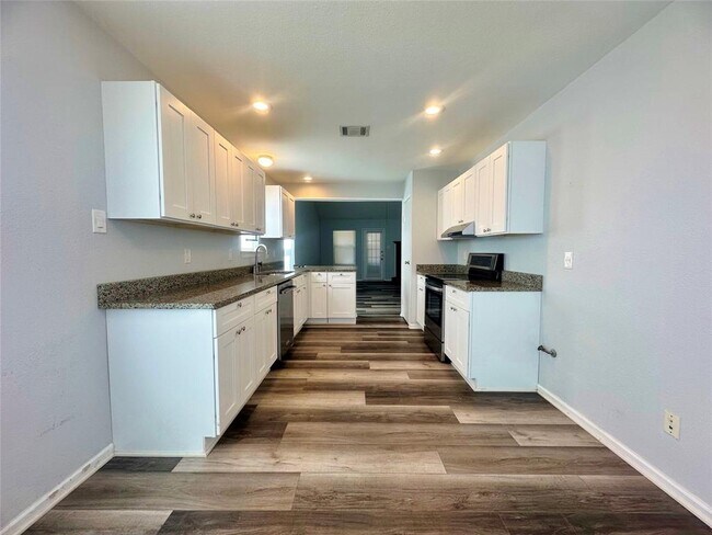 Building Photo - 814 N Riverside Dr