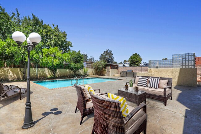 Building Photo - 5143 Bakman Ave