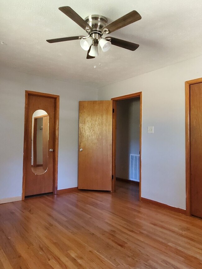 Building Photo - Cozy Three Bedroom Home!