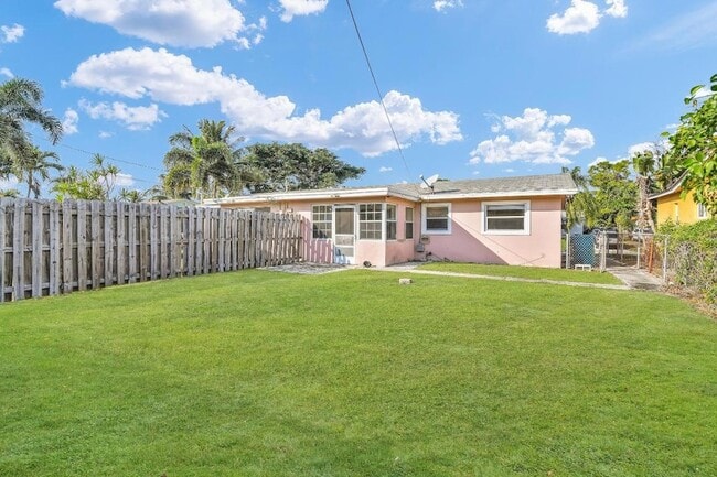 Building Photo - 184 SE 27th Way