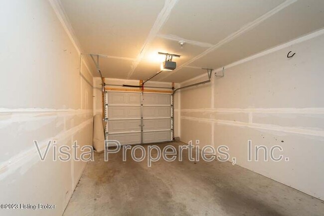 Building Photo - 2704 Bradford Commons Dr