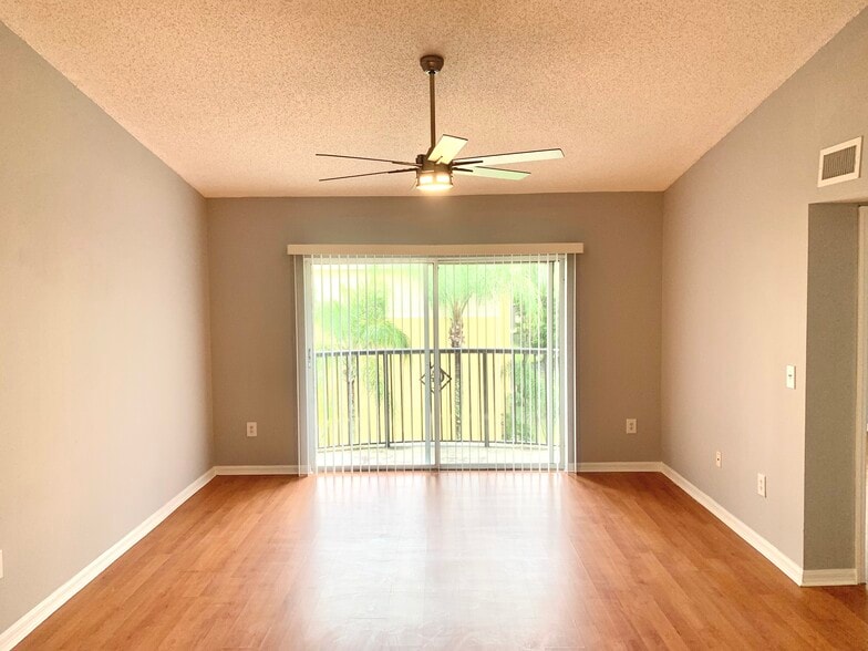 Living room - 900 Crestwood Ct S