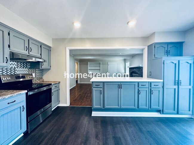 Building Photo - Cozy Ranch Home in Shawnee w/ Plenty of Natural Light, Wood Floors Throughout and an Updated Kitc...