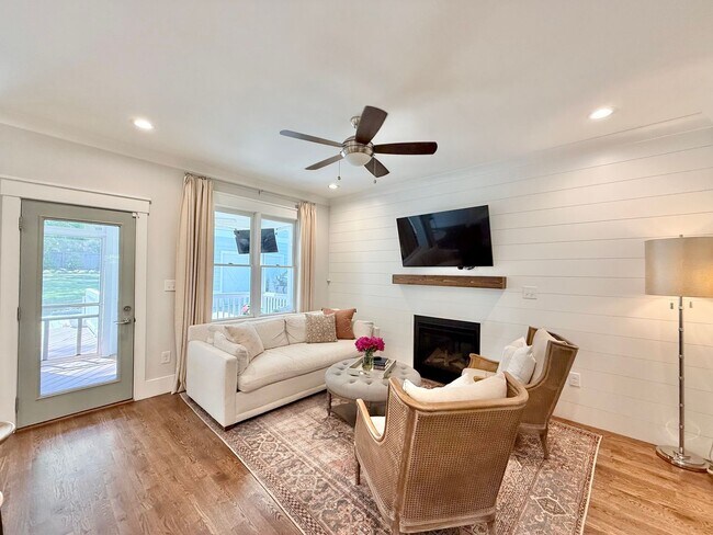 Building Photo - Stunning 3BD, 2.5BA Downtown Raleigh Home with Modern Updates, Large Fenced In Backyard, Fire Pit...