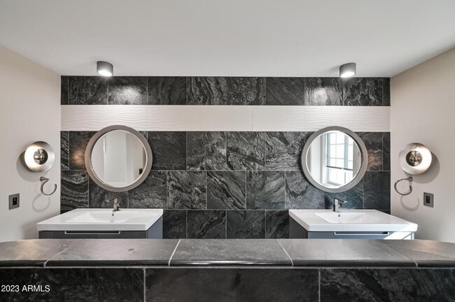 Building Photo - 3853 E Sabra Ln