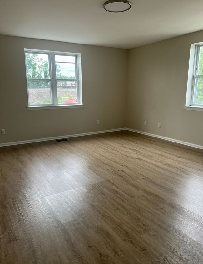 Building Photo - Renovated 3 Bedroom 3 Bathroom Single Fami...