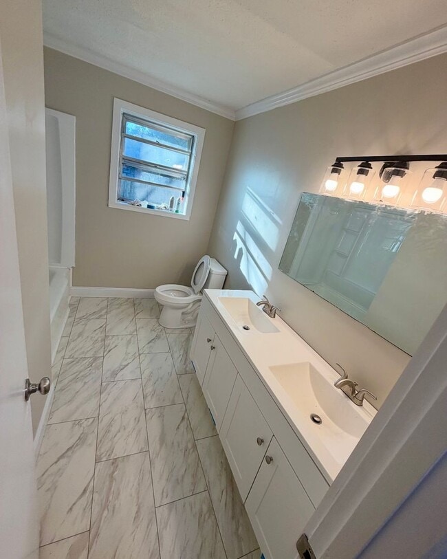 Building Photo - 623 Maynard Dr